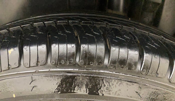 2017 Maruti Swift VDI ABS, Diesel, Manual, 84,402 km, Left Front Tyre Tread