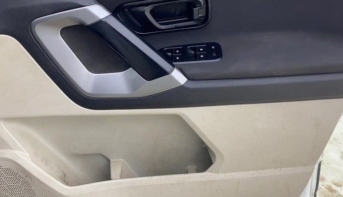 2021 Tata Safari XM, Diesel, Manual, 60,068 km, Driver Side Door Panels Control