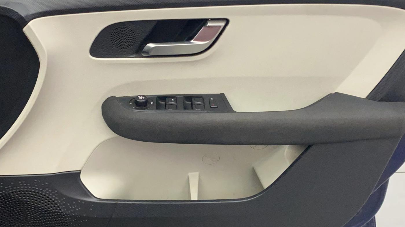 2022 Tata ALTROZ XZA PLUS, Petrol, Automatic, 58,345 km, Driver Side Door Panels Control