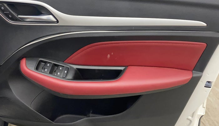 2022 MG ASTOR SHARP 1.5 MT, Petrol, Manual, 33,147 km, Driver Side Door Panels Control