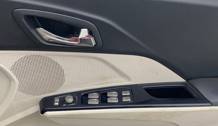 2020 Mahindra XUV300 W8 (O) 1.5 DIESEL, Diesel, Manual, 1,10,988 km, Driver Side Door Panels Control