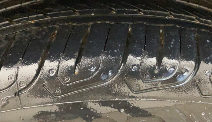 2016 Volkswagen Vento HIGHLINE 1.6 MPI, Petrol, Manual, 80,398 km, Right Front Tyre Tread