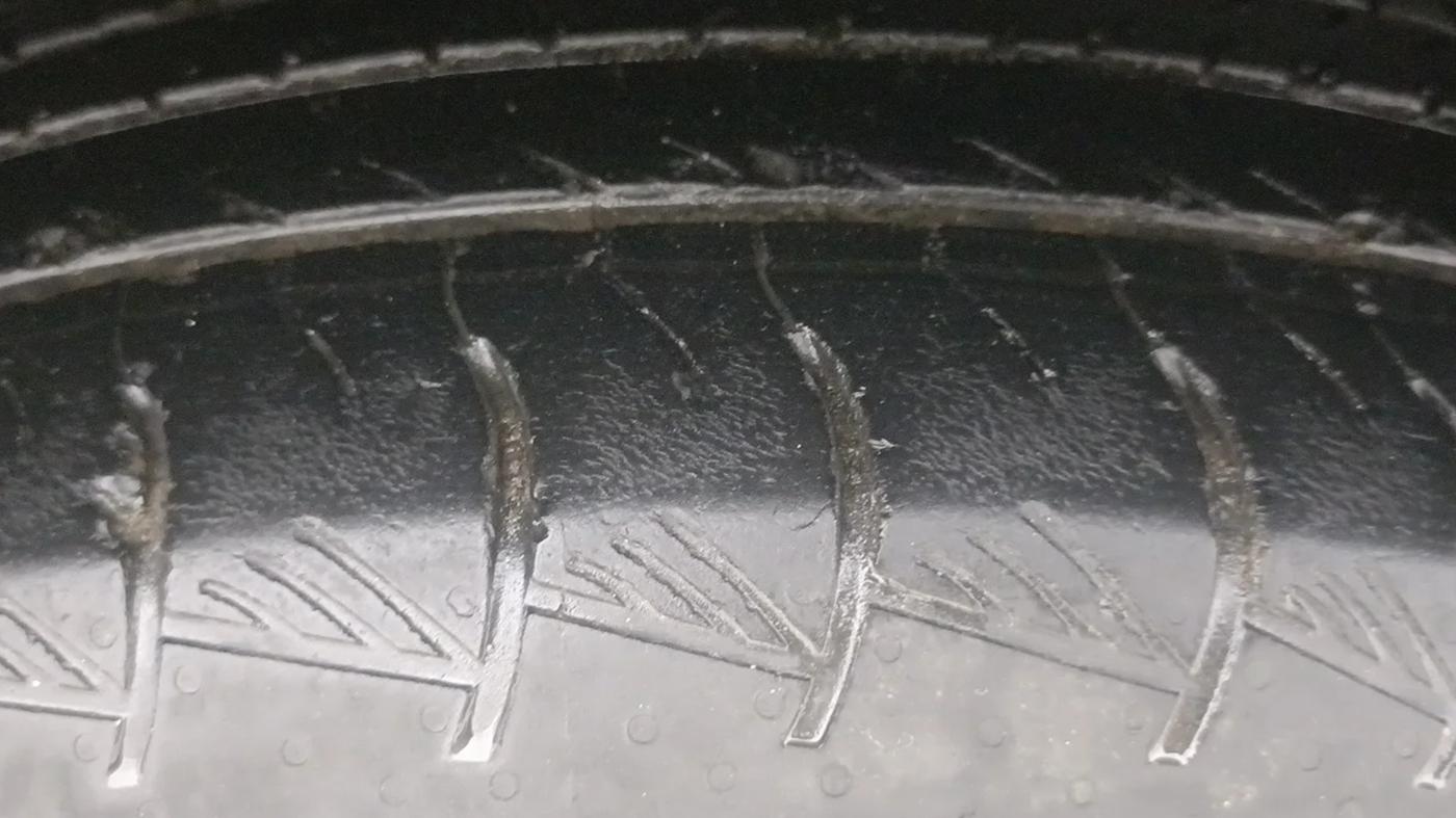 2015 Hyundai Creta E PLUS 1.6 PETROL, CNG, Manual, 1,02,271 km, Right Rear Tyre Tread