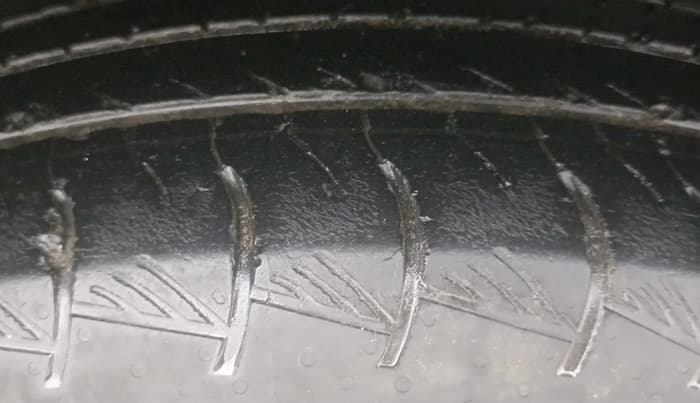 2015 Hyundai Creta E PLUS 1.6 PETROL, CNG, Manual, 1,02,271 km, Right Rear Tyre Tread