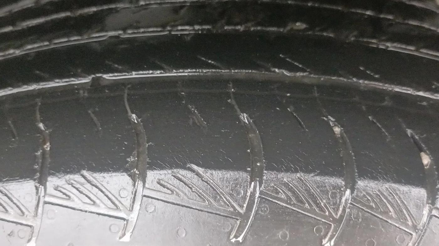 2015 Hyundai Creta E PLUS 1.6 PETROL, CNG, Manual, 1,02,271 km, Left Rear Tyre Tread