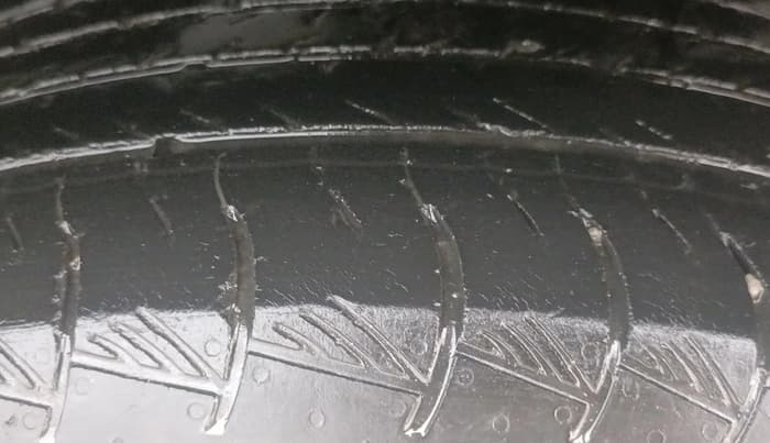 2015 Hyundai Creta E PLUS 1.6 PETROL, CNG, Manual, 1,02,271 km, Left Rear Tyre Tread