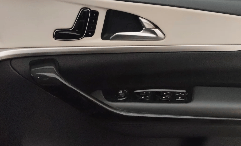 2021 Mahindra XUV700 AX 7 P MT 7 STR, Petrol, Manual, 37,871 km, Driver Side Door Panels Control