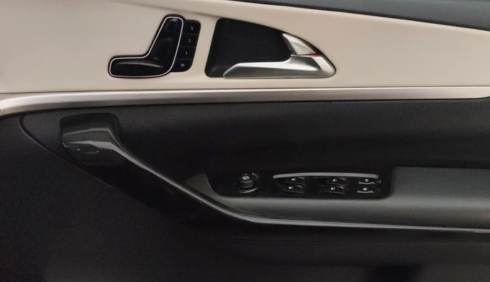 2021 Mahindra XUV700 AX 7 P MT 7 STR, Petrol, Manual, 37,871 km, Driver Side Door Panels Control