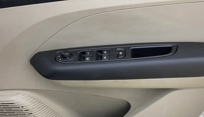 2022 Renault TRIBER RXZ AMT, CNG, Automatic, 47,822 km, Driver Side Door Panels Control