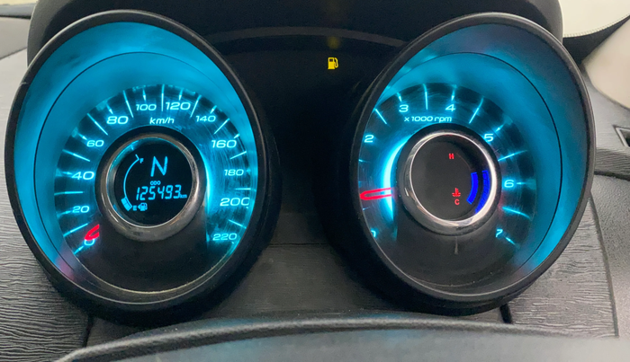 2016 Mahindra XUV500 W4, Diesel, Manual, 1,25,455 km, Odometer Image