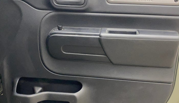 2021 Mahindra Thar LX  P 4WD AT CONVERTIBLE, Petrol, Automatic, 25,056 km, Driver Side Door Panels Control