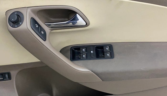 2013 Skoda Rapid AMBITION 1.6 TDI CR MT, Diesel, Manual, 1,14,039 km, Driver Side Door Panels Control