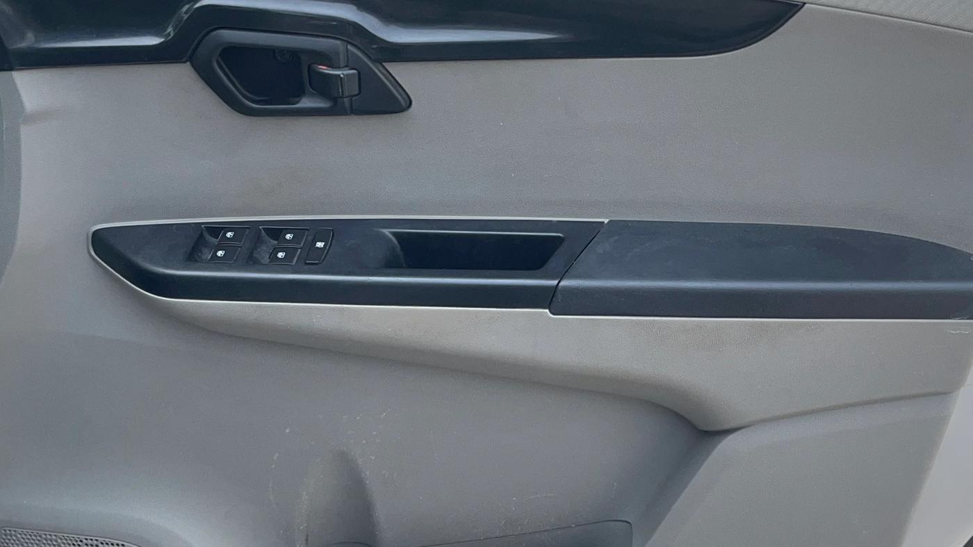 2017 Mahindra Kuv100 K4 PLUS 6 STR, Petrol, Manual, 80,741 km, Driver Side Door Panels Control