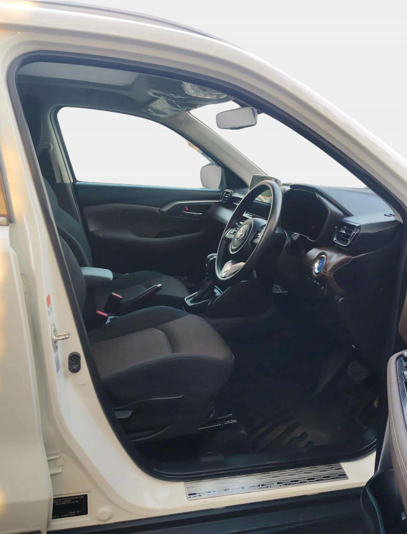 2024 Toyota URBAN CRUISER HYRYDER G HYBRID, Hybrid, Automatic, 8,463 km, Right Side Front Door Cabin