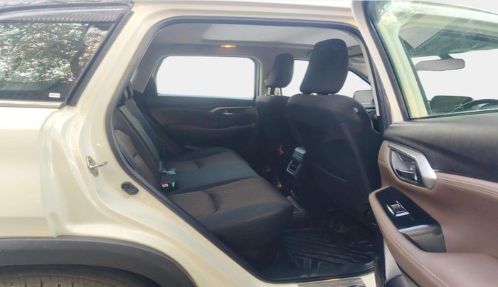 2024 Toyota URBAN CRUISER HYRYDER G HYBRID, Hybrid, Automatic, 8,463 km, Right Side Rear Door Cabin