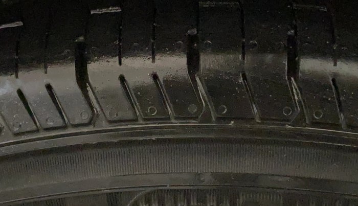 2015 Maruti Swift VXI, Petrol, Manual, 1,01,603 km, Left Front Tyre Tread