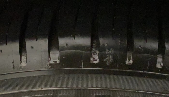 2015 Maruti Swift VXI, Petrol, Manual, 1,01,603 km, Left Rear Tyre Tread