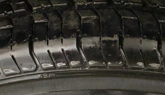 2015 Maruti Swift VXI, Petrol, Manual, 1,01,603 km, Right Front Tyre Tread