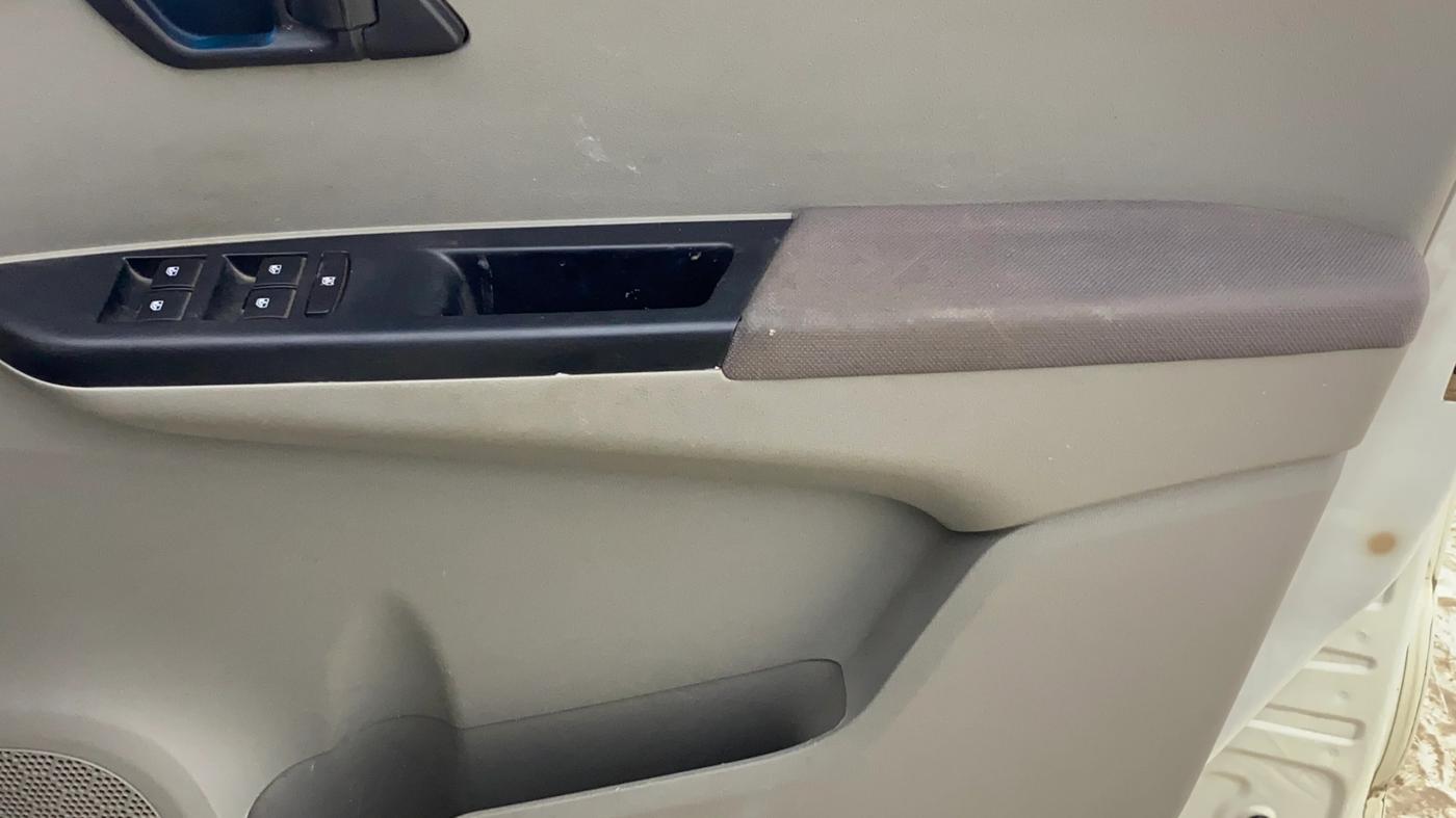 2017 Mahindra Kuv100 K6 PLUS 6 STR, Petrol, Manual, 1,23,057 km, Driver Side Door Panels Control
