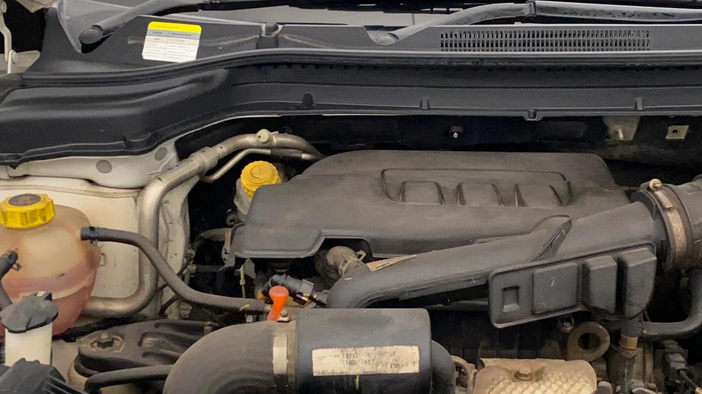 2023 Mahindra XUV300 W6 1.2 PETROL AMT, Petrol, Automatic, 33,518 km, Engine View - Right