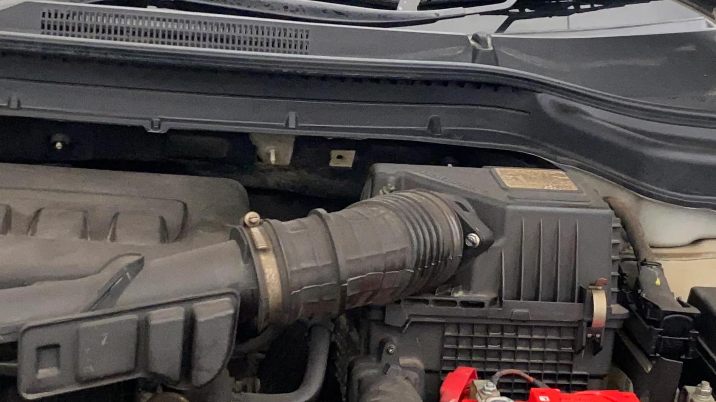 2023 Mahindra XUV300 W6 1.2 PETROL AMT, Petrol, Automatic, 33,518 km, Engine View - Left