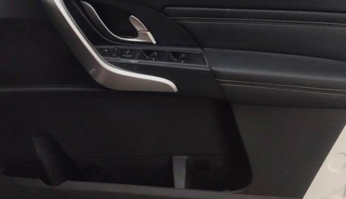 2018 Mahindra XUV500 W11 AT, Diesel, Automatic, 81,037 km, Driver Side Door Panels Control