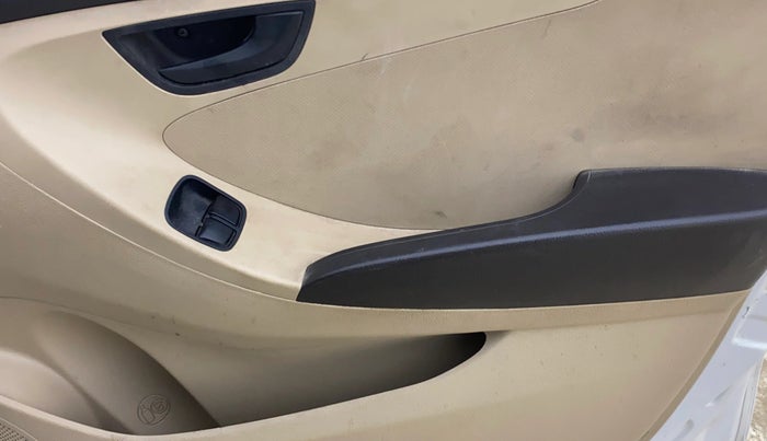 2018 Hyundai Eon MAGNA +, CNG, Manual, 59,189 km, Driver Side Door Panels Control