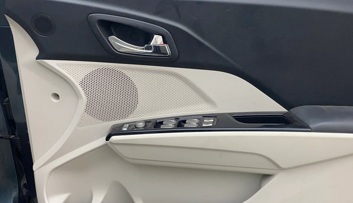 2022 Mahindra XUV300 W8 (O) 1.2 PETROL AMT, Petrol, Automatic, 35,215 km, Driver Side Door Panels Control