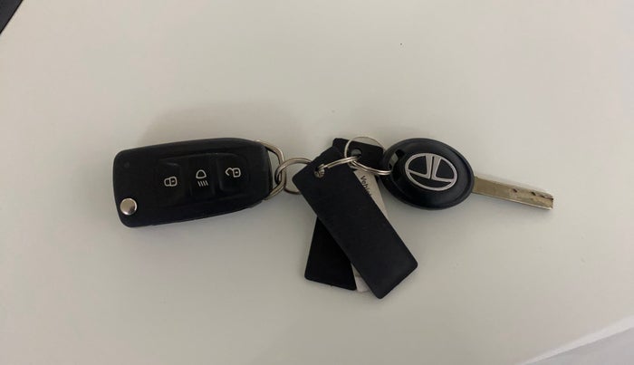 2023 Tata Tiago XT CNG, CNG, Manual, 27,707 km, Key Close Up