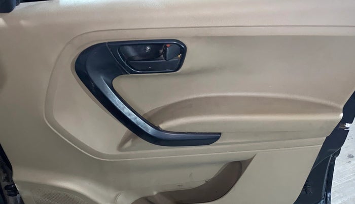 2016 Mahindra TUV300 T4, Diesel, Manual, 45,086 km, Driver Side Door Panels Control