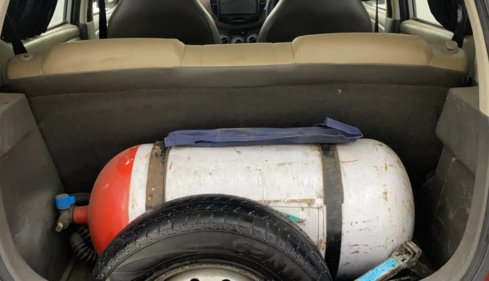 2016 Hyundai i10 D LITE 1.1, CNG, Manual, 85,948 km, Boot Inside