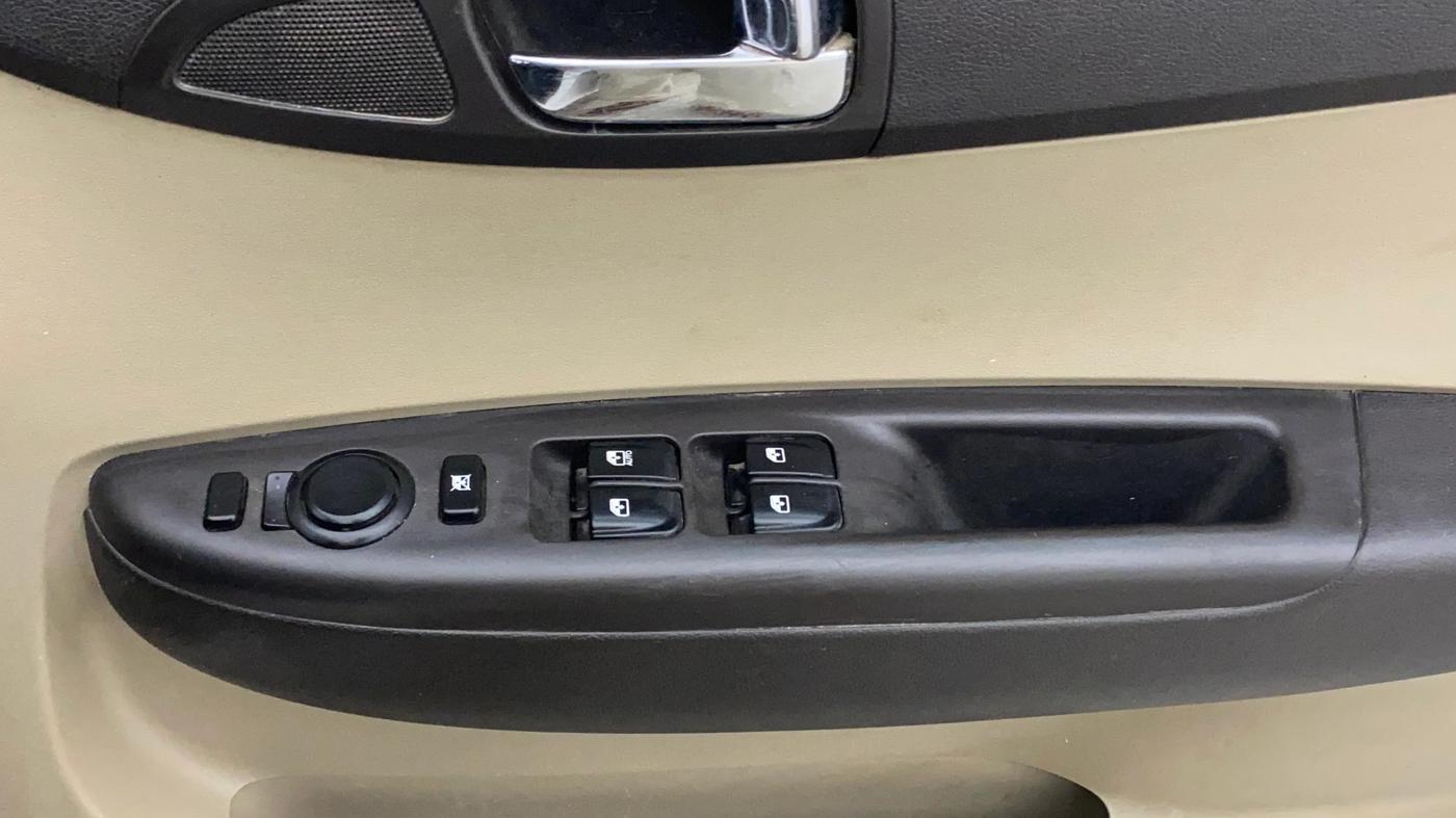 2013 Hyundai i20 MAGNA 1.2, Petrol, Manual, 1,14,482 km, Driver Side Door Panels Control