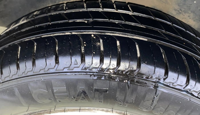 2016 Volkswagen Vento HIGHLINE 1.6 MPI, Petrol, Manual, 1,13,438 km, Right Rear Tyre Tread