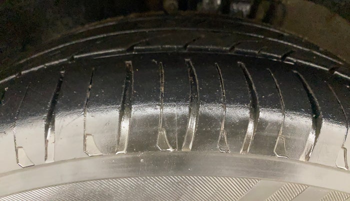 2012 Skoda Rapid ELEGANCE 1.6 MPI MT, Petrol, Manual, 1,04,264 km, Left Front Tyre Tread