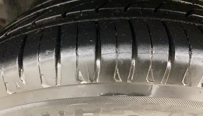 2012 Skoda Rapid ELEGANCE 1.6 MPI MT, Petrol, Manual, 1,04,264 km, Left Rear Tyre Tread