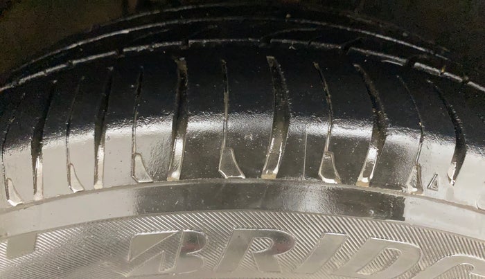 2012 Skoda Rapid ELEGANCE 1.6 MPI MT, Petrol, Manual, 1,04,264 km, Right Front Tyre Tread