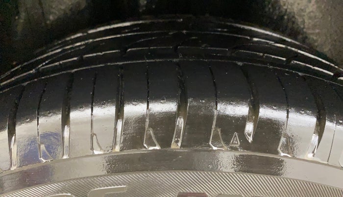 2012 Skoda Rapid ELEGANCE 1.6 MPI MT, Petrol, Manual, 1,04,264 km, Right Rear Tyre Tread