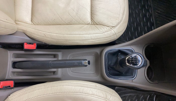 2012 Skoda Rapid ELEGANCE 1.6 MPI MT, Petrol, Manual, 1,04,264 km, Gear Lever