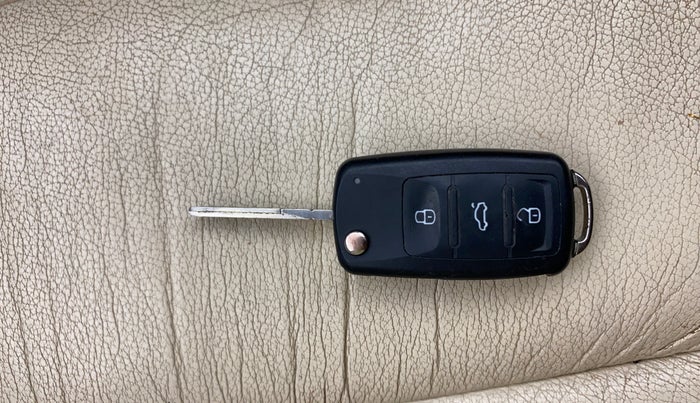 2012 Skoda Rapid ELEGANCE 1.6 MPI MT, Petrol, Manual, 1,04,264 km, Key Close Up