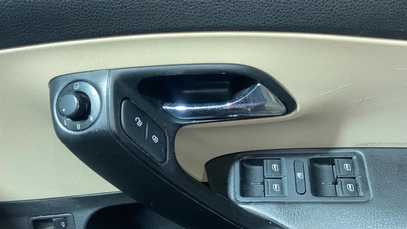 2019 Skoda Rapid STYLE 1.6 MPI AT, Petrol, Automatic, 88,774 km, Driver Side Door Panels Control
