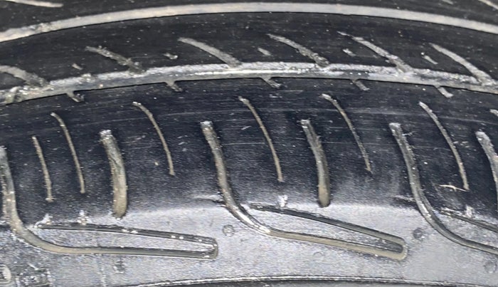 2014 Maruti Swift Dzire VDI, Diesel, Manual, 91,924 km, Left Front Tyre Tread