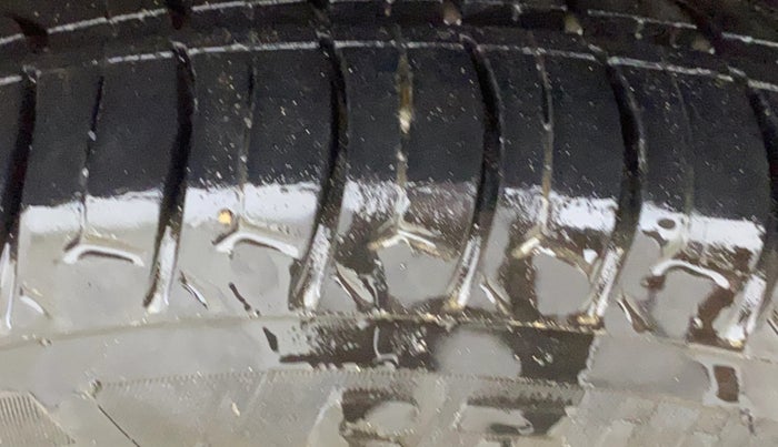 2015 Volkswagen Polo HIGHLINE1.2L, Petrol, Manual, 1,13,685 km, Left Front Tyre Tread