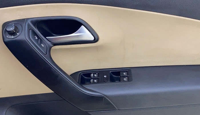 2015 Volkswagen Polo HIGHLINE1.2L, Petrol, Manual, 1,13,685 km, Driver Side Door Panels Control