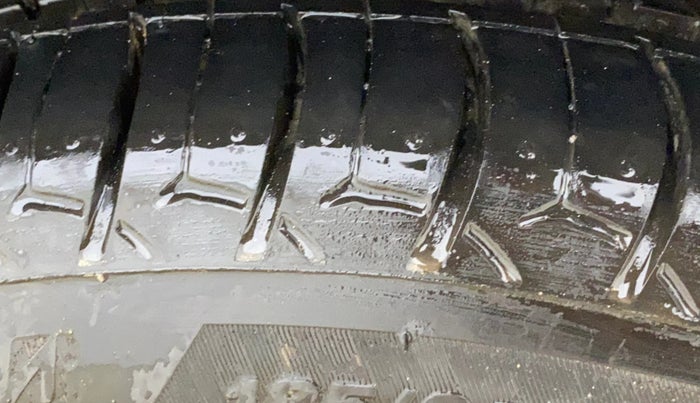 2015 Volkswagen Polo HIGHLINE1.2L, Petrol, Manual, 1,13,685 km, Left Rear Tyre Tread