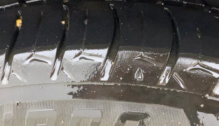 2015 Volkswagen Polo HIGHLINE1.2L, Petrol, Manual, 1,13,685 km, Right Rear Tyre Tread