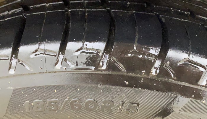 2015 Volkswagen Polo HIGHLINE1.2L, Petrol, Manual, 1,13,685 km, Right Front Tyre Tread