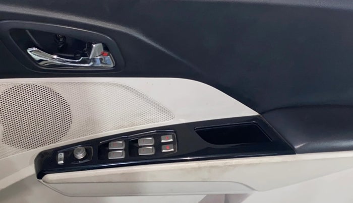 2022 Mahindra XUV300 W8 (O) 1.5 DIESEL, Diesel, Manual, 1,10,037 km, Driver Side Door Panels Control