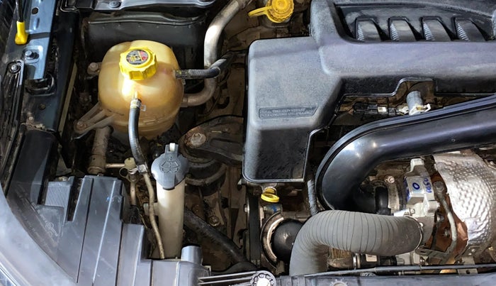 2022 Mahindra XUV300 W8 (O) 1.5 DIESEL, Diesel, Manual, 1,10,037 km, Engine View - Right