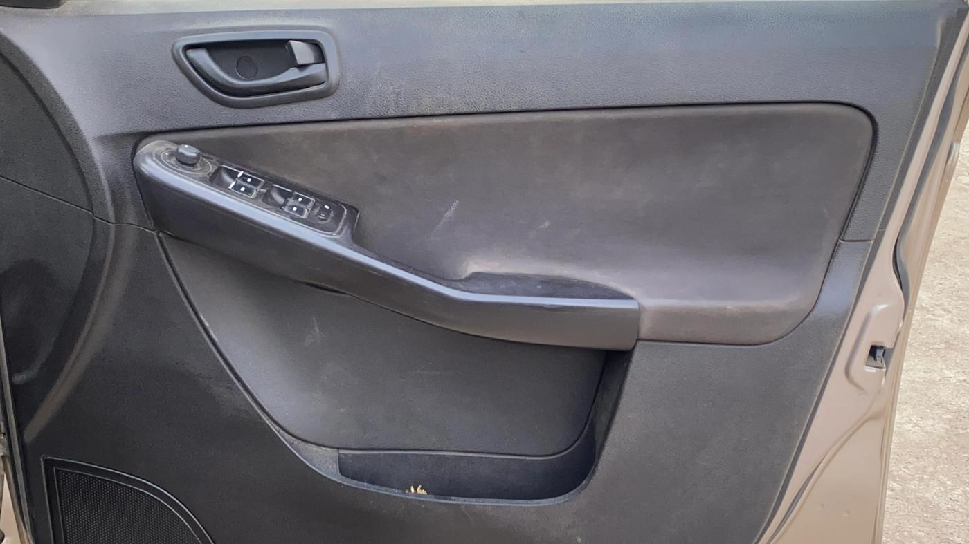 2016 Tata Zest XMS PETROL, Petrol, Manual, 96,724 km, Driver Side Door Panels Control