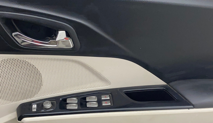 2021 Mahindra XUV300 W8 (O) 1.2 PETROL AMT, Petrol, Automatic, 59,338 km, Driver Side Door Panels Control